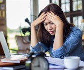 Mẹ anh ấy xúc phạm tôi là đồ cũ