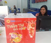 Khách nhộn nhịp đến ngân hàng gửi tiền để nhận lì xì đầu năm