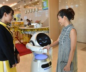 Sếp ngân hàng kể chuyện đưa robot vào "tiếp khách"