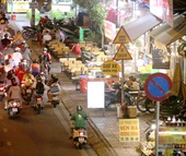 VIDEO: Vỉa hè tại TP HCM đang bị tái chiếm đến mức khó tin