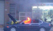 Xe BMW bốc cháy trên phố