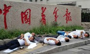 7 người uống thuốc trừ sâu trước trụ sở báo Thanh niên Trung Quốc