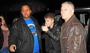Vệ sĩ Justin Bieber bị bắt vì giật máy ảnh của nhiếp ảnh gia