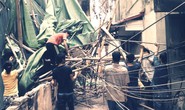 Hai vợ chồng 80 tuổi đang xem tivi, giàn giáo đổ sập xuống nhà