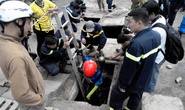 2 bé trai bị nước mưa cuốn xuống cống