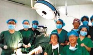Tranh cãi ảnh bác sĩ chụp ảnh tự sướng trong phòng mổ