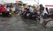 Vật vã trên đường Tân Hóa sau cơn mưa xối xả chiều nay