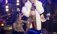 Miley Cyrus bị cấm hát vì diễn dung tục