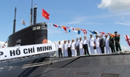 Cờ Tổ quốc tung bay trên 2 tàu ngầm Kilo 636 Hà Nội và TP Hồ Chí Minh