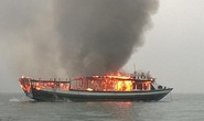 Cháy tàu du lịch trên Vịnh Hạ Long, 17 khách hú vía