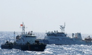 Tàu Trung Quốc giở trò ném đá và chai lọ sang tàu Việt Nam