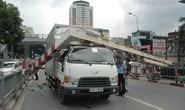 Xe biển ngoại giao húc bay thanh chắn cầu vượt, 2 người nhập viện