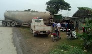 Đấu đầu xe tải, xe bồn mất lái tông sập nhà dân