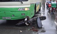 Vượt ẩu, thanh niên bị xe buýt tông trọng thương