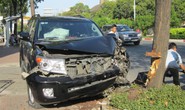 Tông vào gốc cây, xe biển xanh bẹp dúm đầu