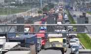 Container bị lún, Quốc lộ 1 ùn tắc gần 10 km