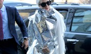 Lady Gaga trắng “lóa mắt” trên phố