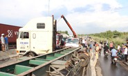 Xe container tông dải phân cách, giao thông qua cầu Phú Mỹ tê liệt