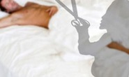 Bị ghen tuông vô cớ, vợ dùng kéo đâm thủng tim chồng