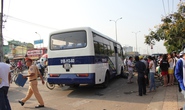 Xe khách mất lái, lao vào đám đông tại giao lộ