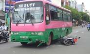 Xe buýt tông xe máy, một nữ sinh nhập viện