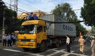 Xe container kéo sập trụ điện, mất điện cả khu vực
