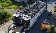 Xe chui gầm cầu vượt, 26 người bị thương