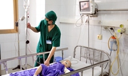 Bé trai 28 tháng tuổi bị gấu cắn đứt lìa cẳng tay