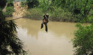 Đu dây cáp qua sông, một phụ nữ rơi từ độ cao 10 m