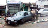 Mất lái, xe con tông bay dải phân cách