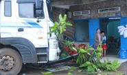Tài xế ngủ gật, xe tải đâm sầm vào nhà dân