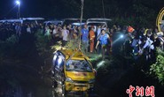 Trung Quốc: Xe buýt chở trẻ mẫu giáo lao xuống ao, 11 người chết