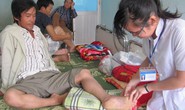 Đứng chờ xe buýt, bị rắn lục đuôi đỏ cắn