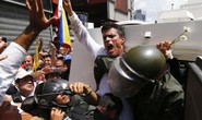 Thủ lĩnh đối lập Venezuela nộp mình cho cảnh sát