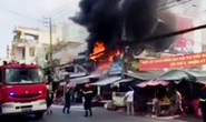 Cháy cửa hàng gây náo loạn cả khu chợ
