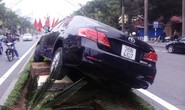 Xe Camry tông gãy biển quảng cáo, “ăn vạ” trên dải phân cách