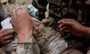 Nepal: Bé trai 4 tháng tuổi sống sót 22 giờ dưới đống đổ nát
