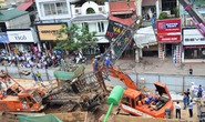 Đổ sập cần cẩu thi công đường sắt trên cao, 2 người bị thương