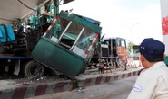 Xe húc trạm thu phí, nữ nhân viên ngồi trong bất tỉnh