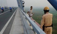 Nam thanh niên ôm tảng đá lên cầu Nhật Tân khóc đòi tự tử