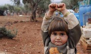 Em bé “đầu hàng” Syria gây sốt