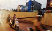 Đường sắt trên cao rơi thanh sắt 10 m, 2 người suýt mất mạng