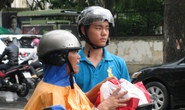 Phụ huynh dặn dò con dưới cơn mưa tầm tã