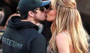 Jennifer Lopez hôn say đắm tình cũ