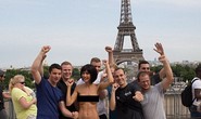 Nữ nghệ sĩ bị bắt vì khoả thân gần tháp Eiffel