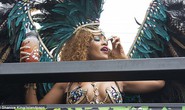 Rihanna “mặc như không” tại lễ hội ở quê nhà