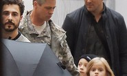 Brad Pitt đưa con lên trường quay để chăm nom