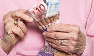 Giận người thừa kế, cụ bà cắt vụn gần 1 triệu euro