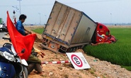 Xe container tông gãy cột điện lao xuống ruộng ăn vạ