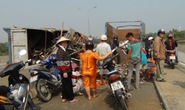 Xe tải rơi thùng, cầu Phú Mỹ kẹt cứng